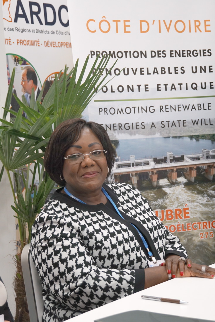Ms Anne Désirée Ouloto, Minister of Health, Environment and Sustainable Development of Côte d'Ivoire signing the CMS/Sharks and CMS/Raptors MOU in Bonn - ©Aydin Bahramlouian