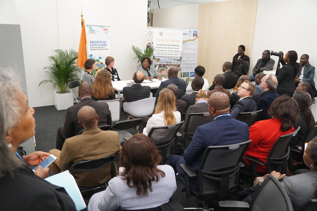 Ms Anne Désirée Ouloto, Minister of Health, Environment and Sustainable Development of Côte d'Ivoire signing the CMS/Sharks and CMS/Raptors MOU in Bonn - ©Aydin Bahramlouian