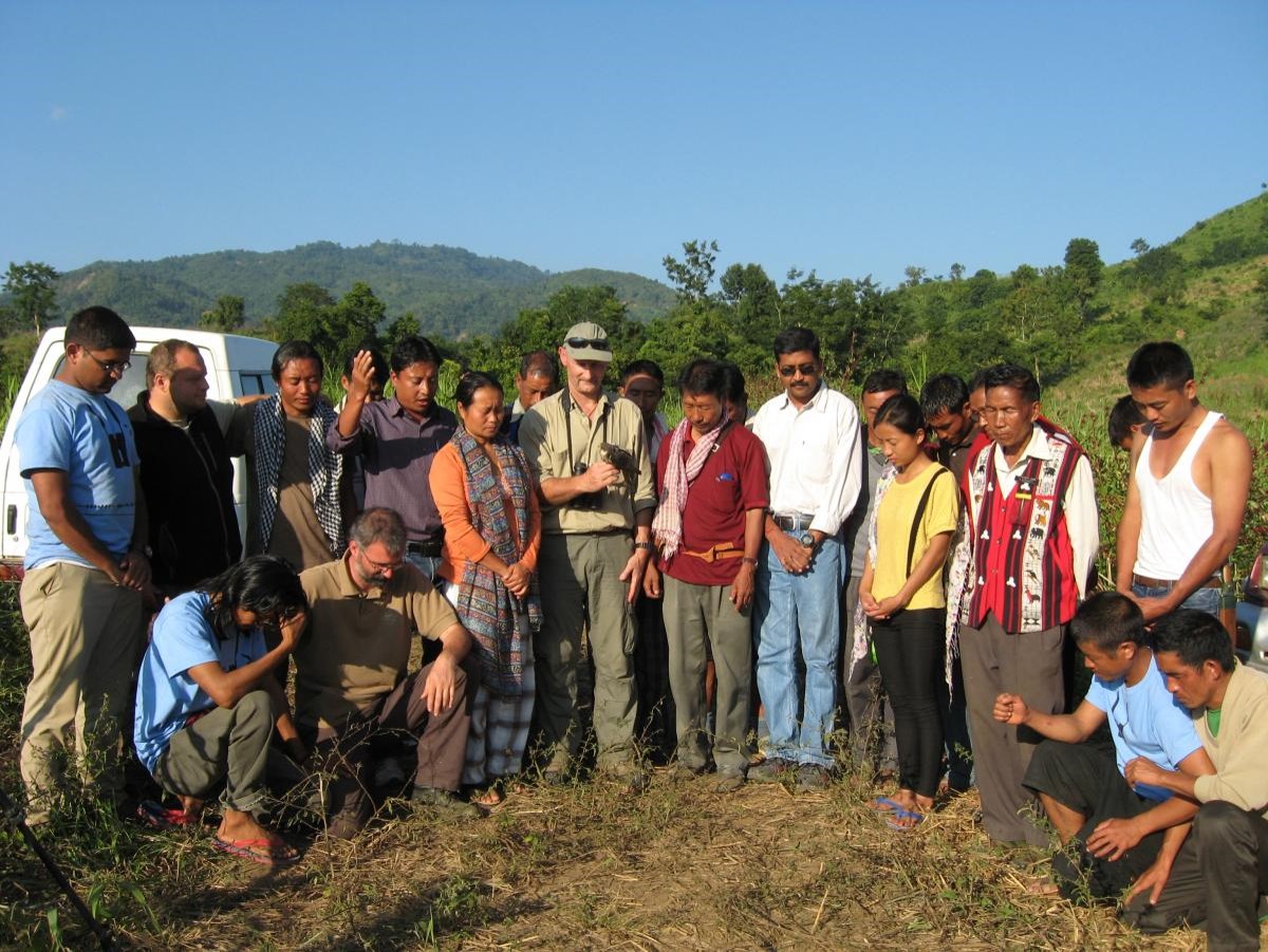 Community leaders and hunters praying for “Pangti” to safely return to Nagaland next year, just before releasing the bird © Wildlife Institute of India