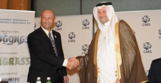 L-R: Nick P Williams, Head of the Coordinating Unit of the Raptors MOU and Dr. Hany Tatwany, Vice President of the Saudi Wildlife Authority. Photo courtesy of Environment Agency - Abu Dhabi.