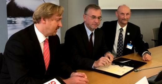 His Excellency Ranko Vilović, Ambassador of Croatia, signing the Raptors MoU. Mr Bradnee Chambers (L), Executive Secretary, and Mr Nick P. Williams, Head of the Coordinating Unit of the Raptors MoU (R), observing. Photo by Aydin Bahramlouian (CMS Secretariat).
